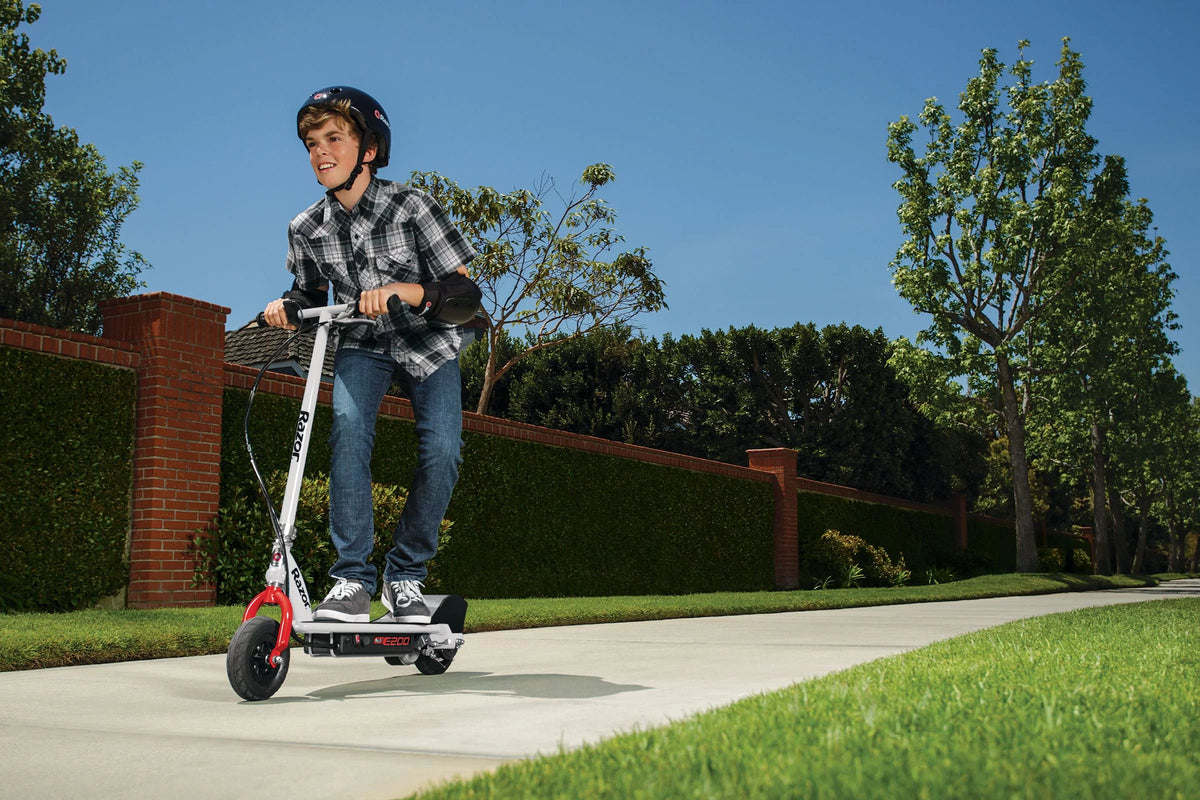 White Electric Scooter with 8 Pneumatic Front Tire I8160